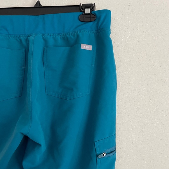 Figs Rafaela Oversized Top & Zamora Jogger Scrub Set - Picture 12 of 14